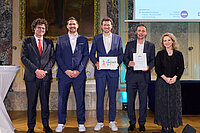 Die Verantwortlichen der MINT-Region Kitzbühel erhalten das offizielle MINT-Siegel