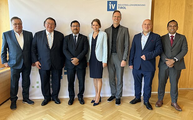 v. l. Honorarkonsul Alois Schranz, IV-Tirol-Vizepräsident Eduard Fröschl, Botschafter Toufique Hasan, IV-Tirol-Vizepräsidentin Gabriele Punz-Praxmarer, IV-Tirol-Geschäftsführer Michael Mairhofer, Unternehmer Georg Margeber und Counsellor Muhammad Ziadul Islam Chowdhury