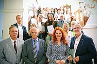 Gruppenfoto aller Beteiligten bei der 20. Verleihung des Gütesiegels Berufsorientierung plus 