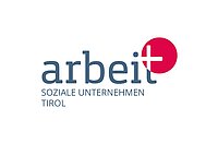 Das Logo von Arbeit plus auf weißen Hintergrund
