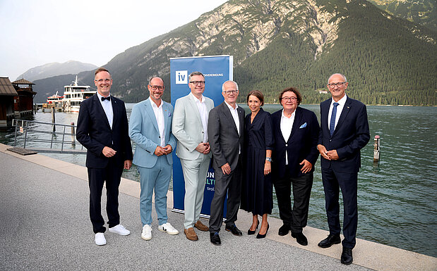 Gruppenfoto Sommerfest der Tiroler Industrie: Michael Mairhofer, Mario Gerber, Holger König, Max Kloger, Gabriele Punz-Praxmarer, Eduard Fröschl, Anton Mattle