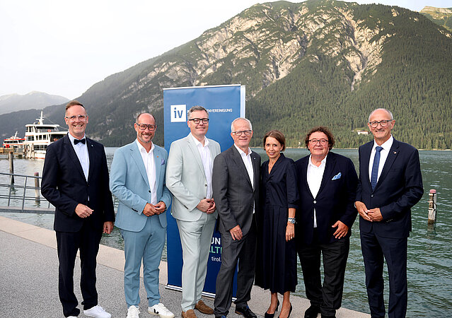 Gruppenfoto Sommerfest der Tiroler Industrie: Michael Mairhofer, Mario Gerber, Holger König, Max Kloger, Gabriele Punz-Praxmarer, Eduard Fröschl, Anton Mattle
