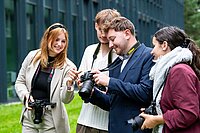 Eine Gruppe steht auf der Aussichtsplattform auf der Seegrube.