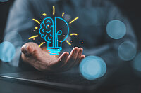 Visualisierung einer Idee. Mann hält eine gezeichnete Glühbirne in der Hand.