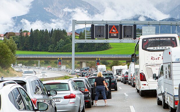 Ein endloser Stau an einem Reisetag in den Süden
