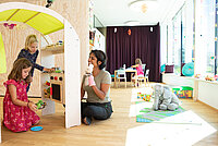 Eine betriebliche Tagesmutter kümmert sich um ihre Schützlinge