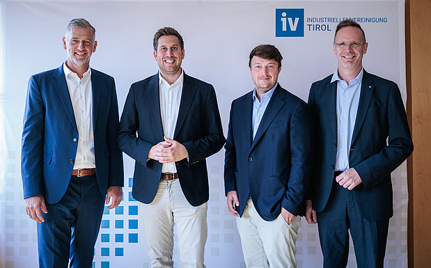 v. l.: IV-Tirol-Vizepräsident Simon Meinschad, Staatssekretär Alexander Pröll, JI-Bundesvorsitzender Edi Fröschl und IV-Tirol-Geschäftsführer Michael Mairhofer