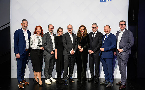 IV-Tirol-Vizepräsident Simon Meinschad, Landesrätin Cornelia Hagele, Landesrat Mario Gerber, IV-Tirol-Vizepräsidentin Gabriele Punz-Praxmarer, IV-Tirol-Präsident Max Kloger, Landesrätin Eva Pawlata, IV-Tirol-Vizepräsident Karlheinz Wex, Landeshauptmann-Stellvertreter Josef Geisler und IV-Tirol-Vizepräsident Holger König