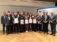 Alle Preisträgerinnen und Preisträger des Eduard-Wallnöfer-Preises 2025 mit den Vertretern der Familie Wallnöfer: Altlandeshauptmann Herwig van Staa, Maria Wallnöfer und Eduard Wallnöfer jr., Landeshauptmann-Stv. Josef Geisler, Landesrat René Zumtobel,  Stefan Pan (Präsident Stiftung Südtiroler Sparkasse), Alexander Rieper (Präsident Unternehmerverband Südtirol), Stiftungsvorstand Oswald Mayr, Stiftungsvorstand-Stv. Heinrich Scherfler, IV-Tirol-Vizepräsident Simon Meinschad und IV-Tirol-Geschäftsführer Michael Mairhofer