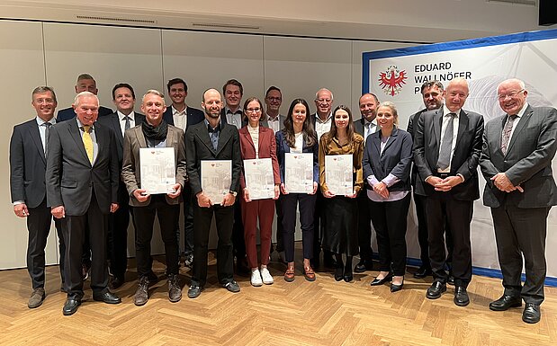 Alle Preisträgerinnen und Preisträger des Eduard-Wallnöfer-Preises 2025 mit den Vertretern der Familie Wallnöfer: Altlandeshauptmann Herwig van Staa, Maria Wallnöfer und Eduard Wallnöfer jr., Landeshauptmann-Stv. Josef Geisler, Landesrat René Zumtobel,  Stefan Pan (Präsident Stiftung Südtiroler Sparkasse), Alexander Rieper (Präsident Unternehmerverband Südtirol), Stiftungsvorstand Oswald Mayr, Stiftungsvorstand-Stv. Heinrich Scherfler, IV-Tirol-Vizepräsident Simon Meinschad und IV-Tirol-Geschäftsführer Michael Mairhofer
