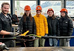 SchülerInnen des BRG Telfs erlebten bei der TINETZ, wie Starkstromkabel repariert werden. 
