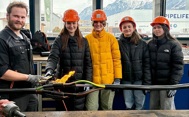 SchülerInnen des BRG Telfs erlebten bei der TINETZ, wie Starkstromkabel repariert werden.