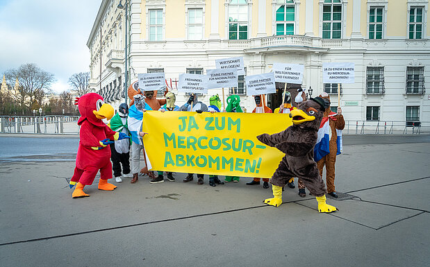 Als Tier verkleidete Menschen demonstrieren für das Mercosur-Abkommen vor dem Bundeskanzleramt