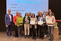 Die VertreterInnen der erneut ausgezeichneten Wiedereinreicher-Bildungseinrichtungen mit IV-Tirol-Geschäftsführer Michael Mairhofer und den Verantwortlichen der PHT. 