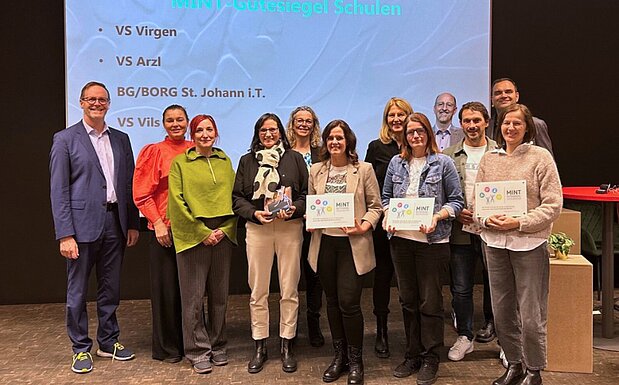 Die VertreterInnen der erneut ausgezeichneten Wiedereinreicher-Bildungseinrichtungen mit IV-Tirol-Geschäftsführer Michael Mairhofer und den Verantwortlichen der PHT. 