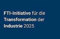 Der Schriftzug FTI-Initiative Transformation der Industrie 2025 in weiß auf blauem Hintergrund