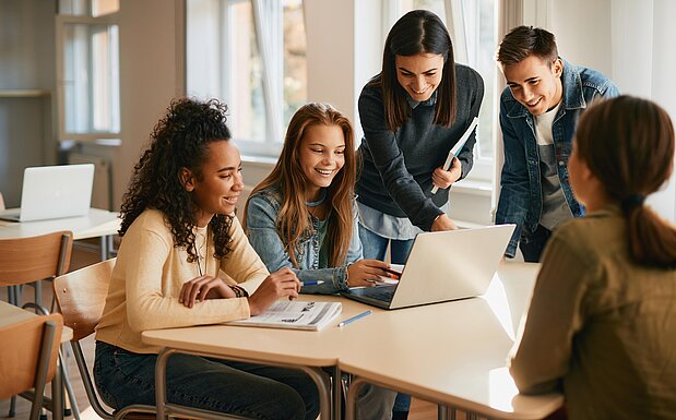 Studierende bei einer Gruppenarbeit