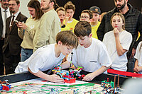 Zwei junge Techniktalente vollkonzentriert bei den Robogames