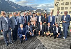 Die Präsidiumsmitglieder der IV Tirol, des Unternehmerverbands Südtirol und der Confindustria Trento gemeinsam mit den Rektorinnen und Rektoren der teilnehmenden Universitäten und Hochschulen