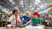 Drei Kinder experimentieren beim Kids Innovation Day 