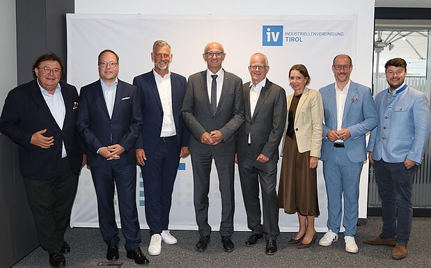 v. l. n. r.: IV-Tirol-Vizepräsident Eduard Fröschl, GWM-Geschäftsführer Rupert Sparber, IV-Tirol-Vizepräsident Simon Meinschad, Landeshauptmann Anton Mattle, IV-Tirol-Präsident Max Kloger, IV-Tirol-Vizepräsidentin Gabriele Punz-Praxmarer, Wirtschaftslandesrat Mario Gerber und Eduard Fröschl, Bundesvorsitzender der Jungen Industrie.