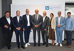 v. l. n. r.: IV-Tirol-Vizepräsident Eduard Fröschl, GWM-Geschäftsführer Rupert Sparber, IV-Tirol-Vizepräsident Simon Meinschad, Landeshauptmann Anton Mattle, IV-Tirol-Präsident Max Kloger, IV-Tirol-Vizepräsidentin Gabriele Punz-Praxmarer, Wirtschaftslandesrat Mario Gerber und Eduard Fröschl, Bundesvorsitzender der Jungen Industrie.
