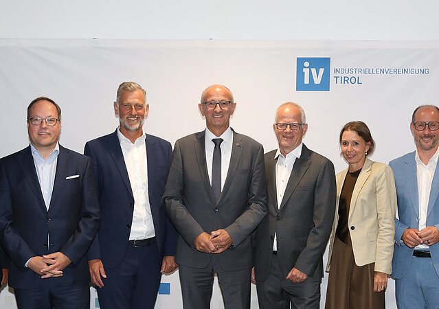 v. l. n. r.: IV-Tirol-Vizepräsident Eduard Fröschl, GWM-Geschäftsführer Rupert Sparber, IV-Tirol-Vizepräsident Simon Meinschad, Landeshauptmann Anton Mattle, IV-Tirol-Präsident Max Kloger, IV-Tirol-Vizepräsidentin Gabriele Punz-Praxmarer, Wirtschaftslandesrat Mario Gerber und Eduard Fröschl, Bundesvorsitzender der Jungen Industrie.