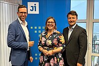 v.l.: KEBA-CEO Christoph Knogler, JI-Bundesvorsitzende Julia Aichhorn, JI-Tirol-Vorstand Edi Fröschl jr.