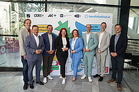 WK-Bezirksstellen Obmann Innsbruck Stadt, Dietmar Hernegger, Fachkräftekoordinator des Landes Tirol, Andreas Glätzle, WK-Fachkräftekoordinator David Narr, LR Cornelia Hagele, WK-Bezirksstellen Obfrau Rebecca Kirchbaumer, LR Mario Gerber, IV-Tirol-Geschäftsführer Michael Mairhofer und AK Tirol Vizepräsident Klaus Rainer