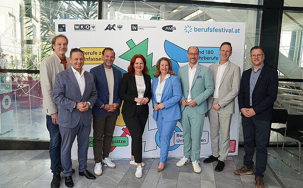 WK-Bezirksstellen Obmann Innsbruck Stadt, Dietmar Hernegger, Fachkräftekoordinator des Landes Tirol, Andreas Glätzle, WK-Fachkräftekoordinator David Narr, LR Cornelia Hagele, WK-Bezirksstellen Obfrau Rebecca Kirchbaumer, LR Mario Gerber, IV-Tirol-Geschäftsführer Michael Mairhofer und AK Tirol Vizepräsident Klaus Rainer
