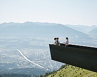 Eine Gruppe steht auf der Aussichtsplattform auf der Seegrube