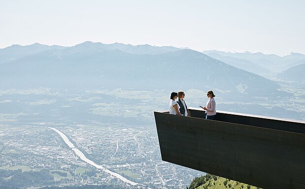 Eine Gruppe steht auf der Aussichtsplattform auf der Seegrube